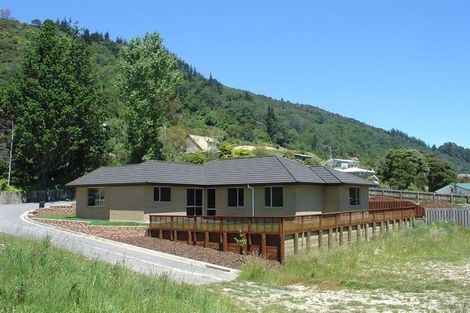 Photo of property in 112 Milton Terrace, Picton, 7220