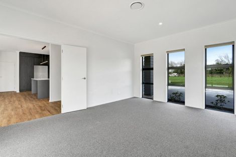 Photo of property in 31 Ninia Road, Paraite, New Plymouth, 4373