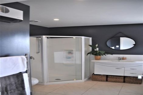 Photo of property in 41 Farquhar Road, Glendene, Auckland, 0602