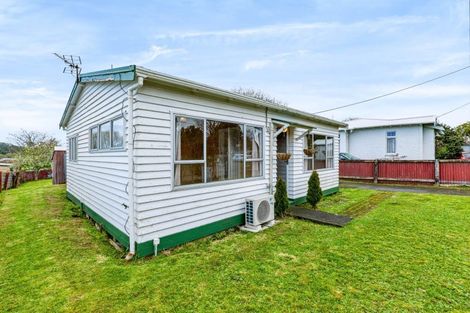 Photo of property in 12 Mills Street, Eltham, 4322