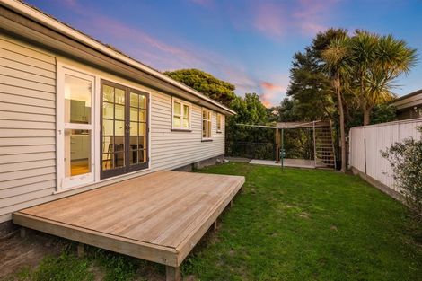 Photo of property in 44 Grays Road, Plimmerton, Porirua, 5026