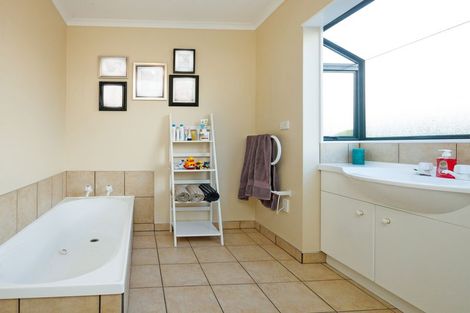 Photo of property in Maddison Apartments, 2/6c Queen Street, Palmerston North, 4410