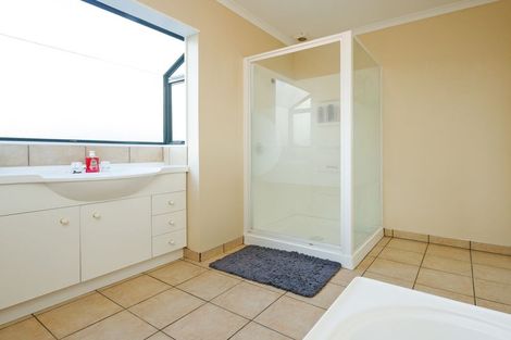 Photo of property in Maddison Apartments, 2/6c Queen Street, Palmerston North, 4410