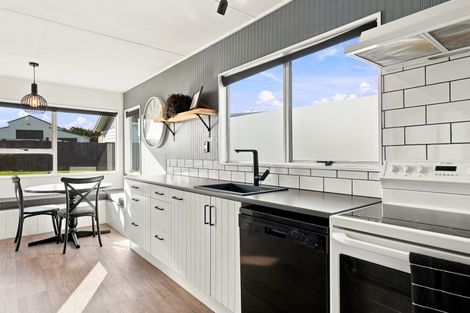 Photo of property in 60 Hinau Street, Castlecliff, Whanganui, 4501