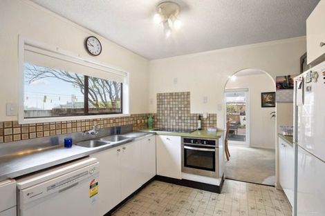 Photo of property in 1/216 Edmonton Road, Te Atatu South, Auckland, 0610