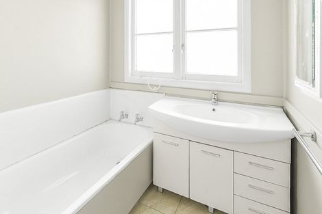 Photo of property in 233 Cambridge Road, Hillcrest, Hamilton, 3216