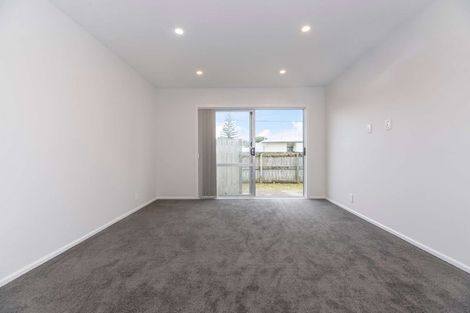 Photo of property in 11 Ingleby Place, Kelston, Auckland, 0602