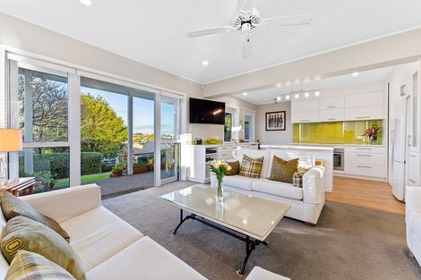 Photo of property in 16 Knightsbridge Drive, Forrest Hill, Auckland, 0620