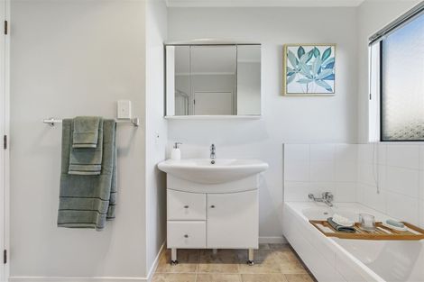 Photo of property in 4 Pinewood Grove, Botany Downs, Auckland, 2010