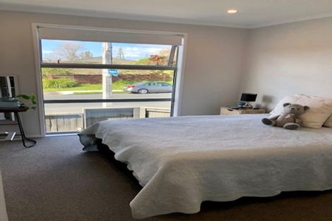 Photo of property in 1a Pavola Grove, Glenfield, Auckland, 0629