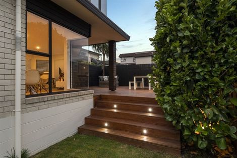 Photo of property in 2/10 Knights Road, Rothesay Bay, Auckland, 0630