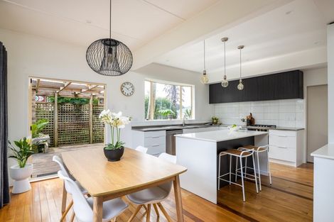 Photo of property in 65 Paynters Avenue, Strandon, New Plymouth, 4312