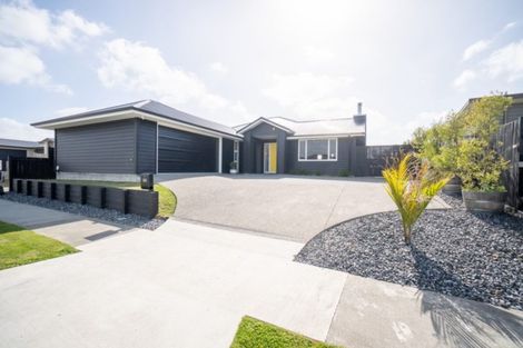 Photo of property in 103 Johnstone Drive, Fitzherbert, Palmerston North, 4410