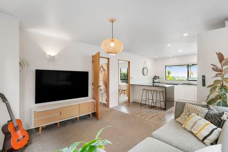 Photo of property in 1/305 Glenfield Road, Glenfield, Auckland, 0629