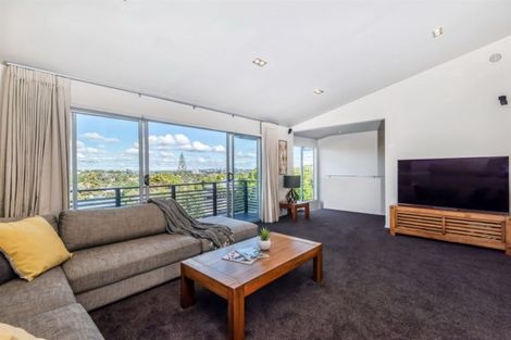 Photo of property in 42 Ravenwood Drive, Forrest Hill, Auckland, 0620