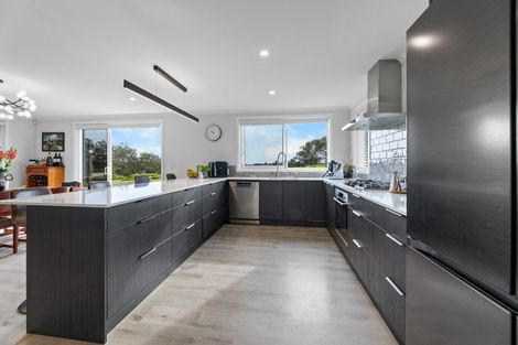 Photo of property in 32 Omahuru Road, Glenbrook, 2681