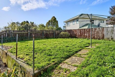 Photo of property in 22 Longcroft Terrace, Newlands, Wellington, 6037