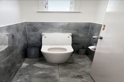 Photo of property in 2/31 Sunnyfield Crescent, Glenfield, Auckland, 0629