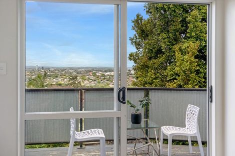 Photo of property in 1a Highgrove Lane, Totara Vale, Auckland, 0632