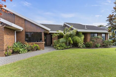 Photo of property in 17 Channing Crescent, Botany Downs, Auckland, 2010