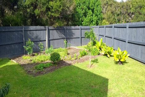 Photo of property in 2 Meenas Place, Cable Bay, 0420