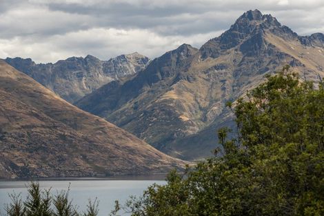 Photo of property in 10 Mckerrow Place, Sunshine Bay, Queenstown, 9300