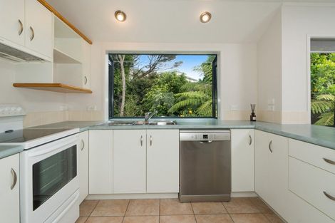 Photo of property in 11 Canary Place, Unsworth Heights, Auckland, 0632