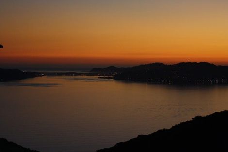 Photo of property in 6 Bennett Grove, Newlands, Wellington, 6037