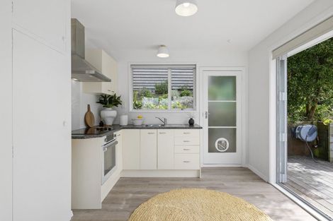 Photo of property in 2/94 Oxford Street, Lyttelton, 8082