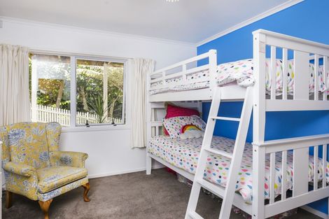 Photo of property in 2/52 West Lynn Road, Titirangi, Auckland, 0604