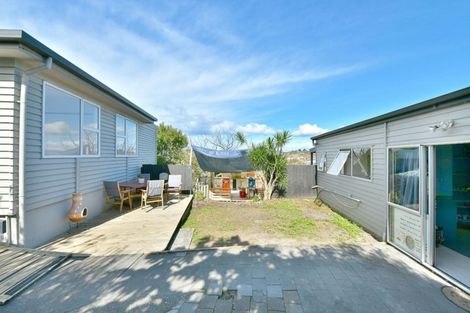 Photo of property in 3 Red Beach Road, Red Beach, 0932