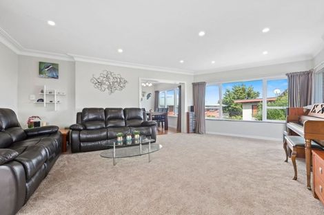 Photo of property in 2/83a Pupuke Road, Northcote, Auckland, 0627