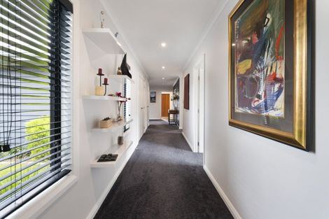 Photo of property in 9 Saint Heliers Grove, Fitzherbert, Palmerston North, 4410