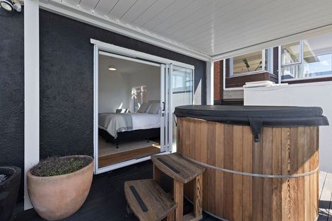 Photo of property in 277 Queens Drive, Lyall Bay, Wellington, 6022
