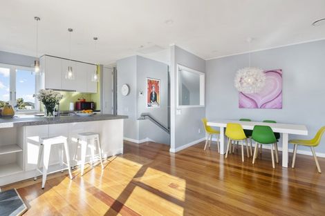 Photo of property in 22 Fairview Crescent, Kelburn, Wellington, 6012