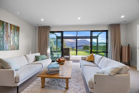 Photo of property in 5 Valley Crescent, Wanaka, 9305