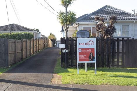 Photo of property in 1/263 Glenfield Road, Hillcrest, Auckland, 0627