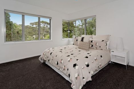 Photo of property in 11e Woodfern Crescent, Titirangi, Auckland, 0604