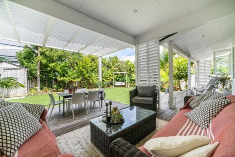 Photo of property in 15 Waterview Road, Stanley Point, Auckland, 0624