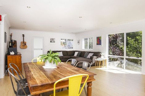 Photo of property in 2/52 West Lynn Road, Titirangi, Auckland, 0604