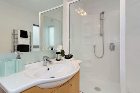 Photo of property in 11e Woodfern Crescent, Titirangi, Auckland, 0604