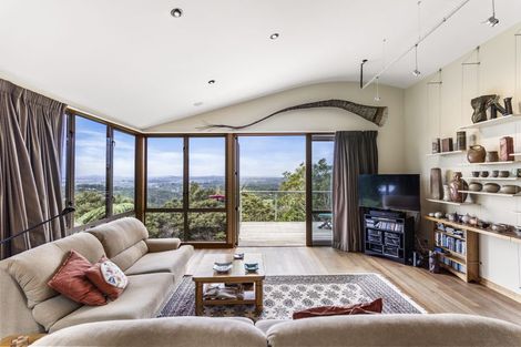 Photo of property in 318 Forest Road, Waiatarua, Auckland, 0612