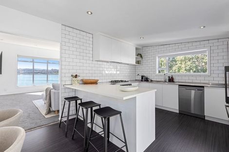 Photo of property in 277 Queens Drive, Lyall Bay, Wellington, 6022