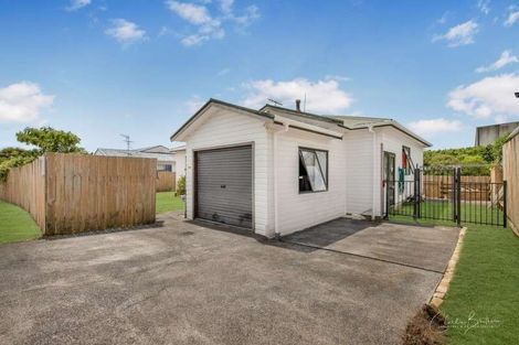 Photo of property in 2/20 Eulogy Place, Randwick Park, Auckland, 2105