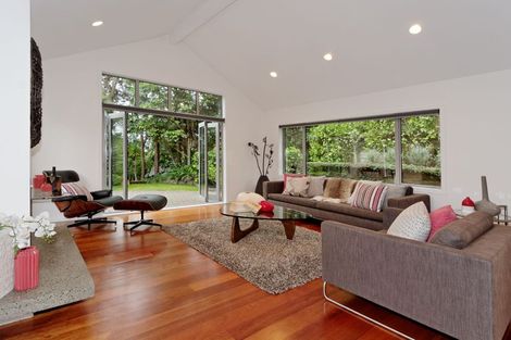 Photo of property in 11e Woodfern Crescent, Titirangi, Auckland, 0604