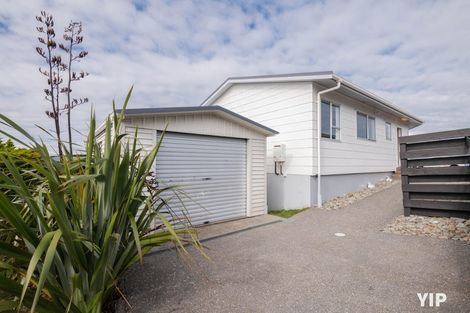 Photo of property in 21 Sunhaven Drive, Newlands, Wellington, 6037