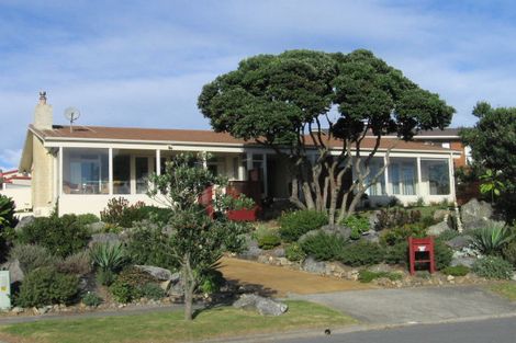 Photo of property in 16 Ara Kuaka, Waikanae Beach, Waikanae, 5036