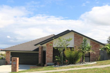 Photo of property in 8 Rising Parade, Fairview Heights, Auckland, 0632