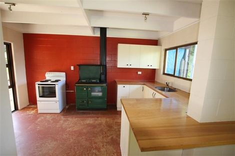 Photo of property in 6 Shirley Road, Parau, Auckland, 0604