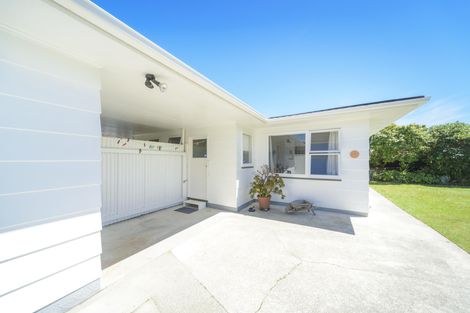 Photo of property in 77 Wikiriwhi Crescent, Awapuni, Palmerston North, 4412